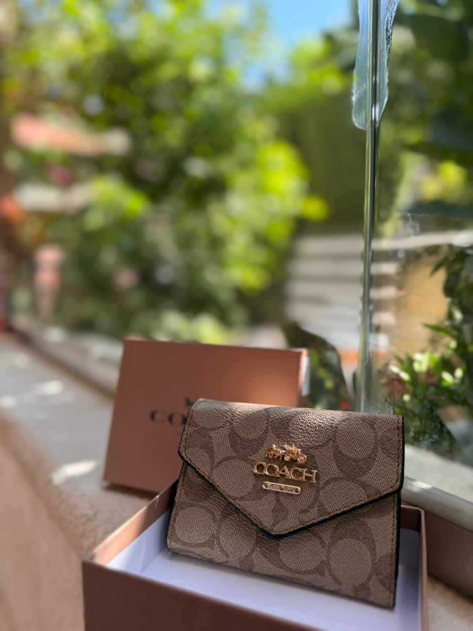 محفظة COACH حجم وسط